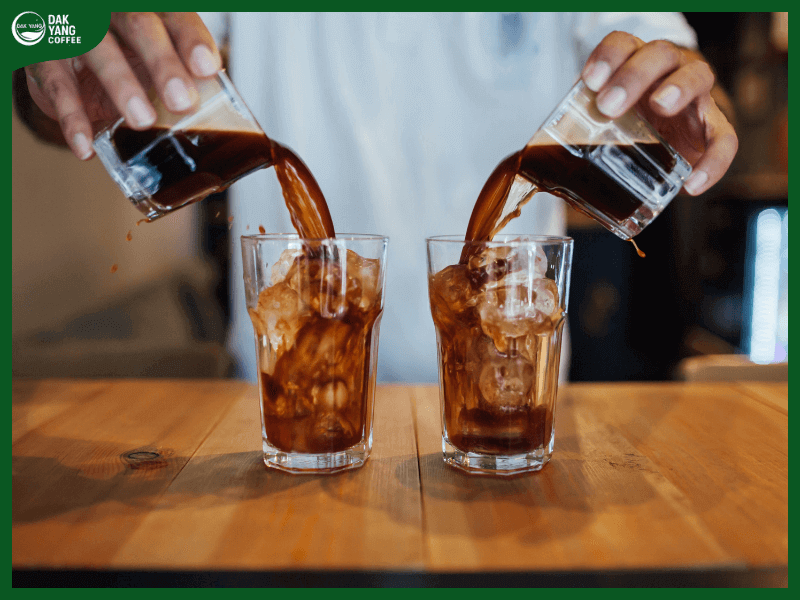 Cold brew pha với sữa - Dak Yang Coffee